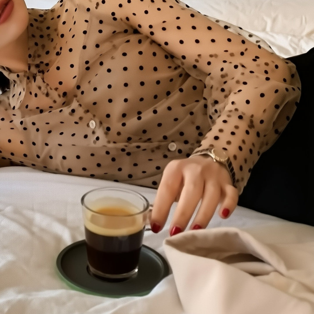 ARIANA — Camisa Clássica com Padrão de Bolas | Elegância Atemporal