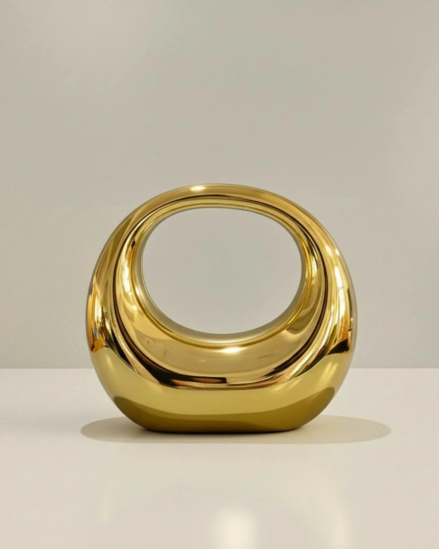 ARCO | Mala de Mão Escultural em Acrílico com Acabamento Espelhado